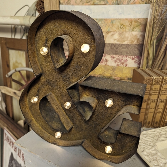 Lightweight Tin Lite up "&" Sign - Picture 1 of 2